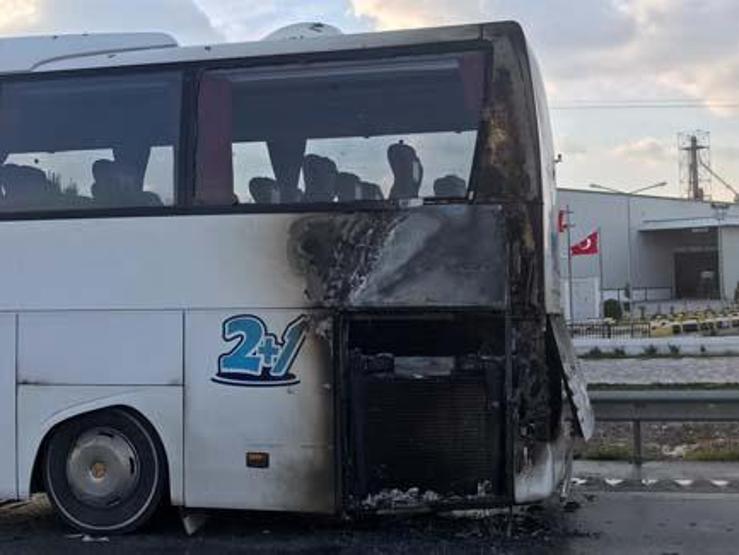 Yolcu otobüsü alev aldı, yolcular tahliye edildi