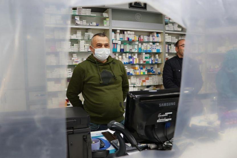 Eczanelerde koronaya brandalı önlem