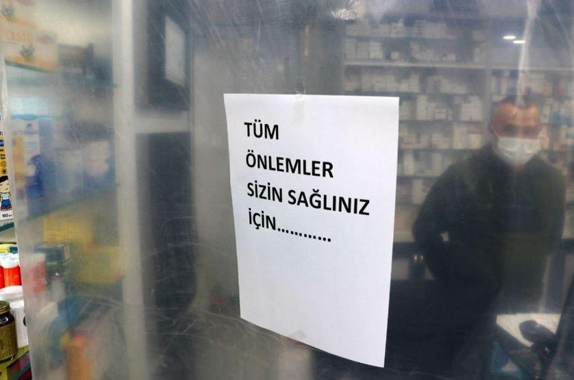 Eczanelerde koronaya brandalı önlem