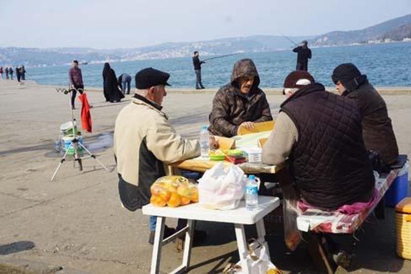 Uyarıları hiçe saydılar Sahile masa kurup okey oynadılar