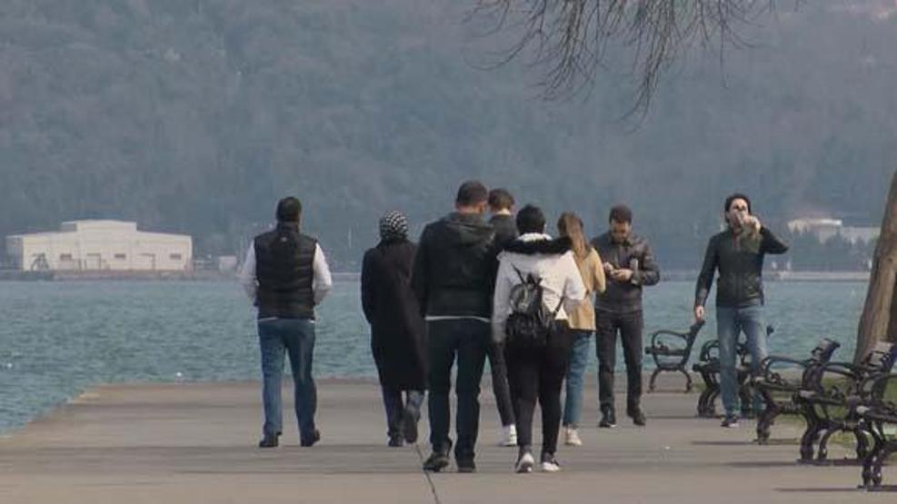 Uyarıları hiçe saydılar Sahile masa kurup okey oynadılar