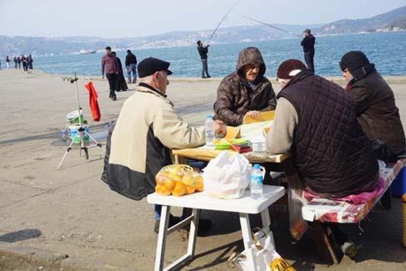 Uyarıları hiçe saydılar Sahile masa kurup okey oynadılar