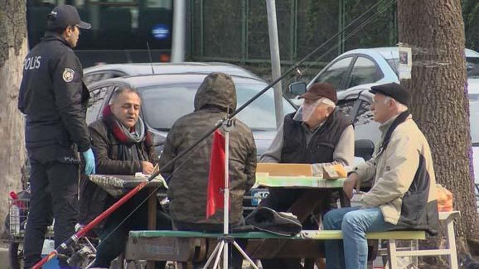 Uyarıları hiçe saydılar Sahile masa kurup okey oynadılar