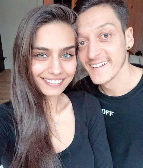 Mesut Özil ve Amine Gülşe’nin koronavirüs önlemi