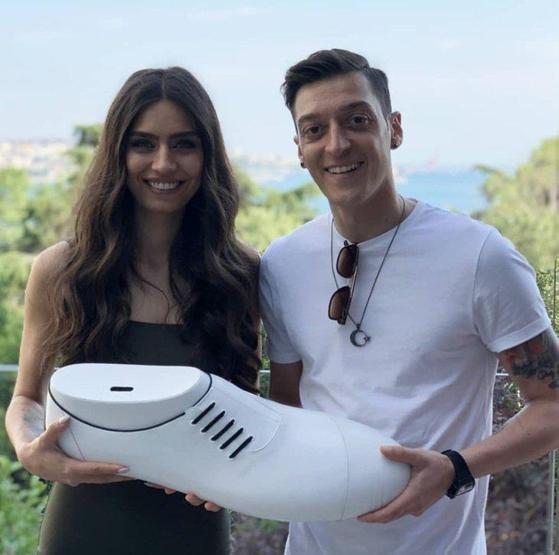 Mesut Özil ve Amine Gülşe’nin koronavirüs önlemi