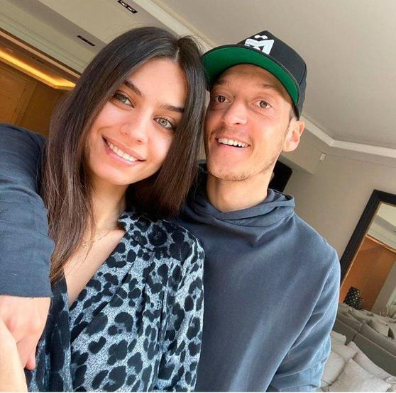 Mesut Özil ve Amine Gülşe’nin koronavirüs önlemi