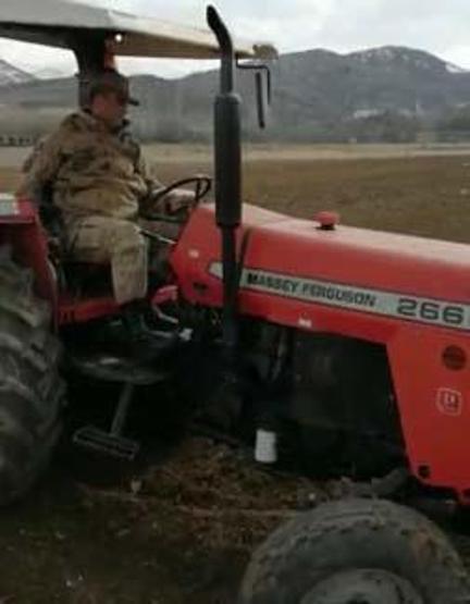 Mehmetçik, evden çıkamayan yaşlı çiftçinin tarlasını sürdü