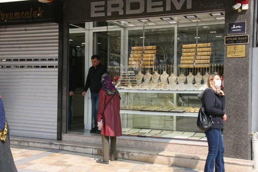 Altın fiyatları yükselince, kuyumcular iş yerlerini açmaya başladı