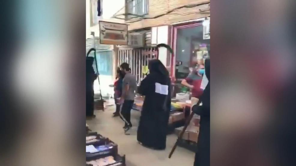 İran’da sokağa çıkma yasağını delenlere Azrail kostümüyle uyarı