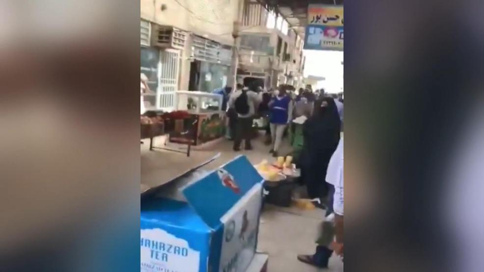 İran’da sokağa çıkma yasağını delenlere Azrail kostümüyle uyarı