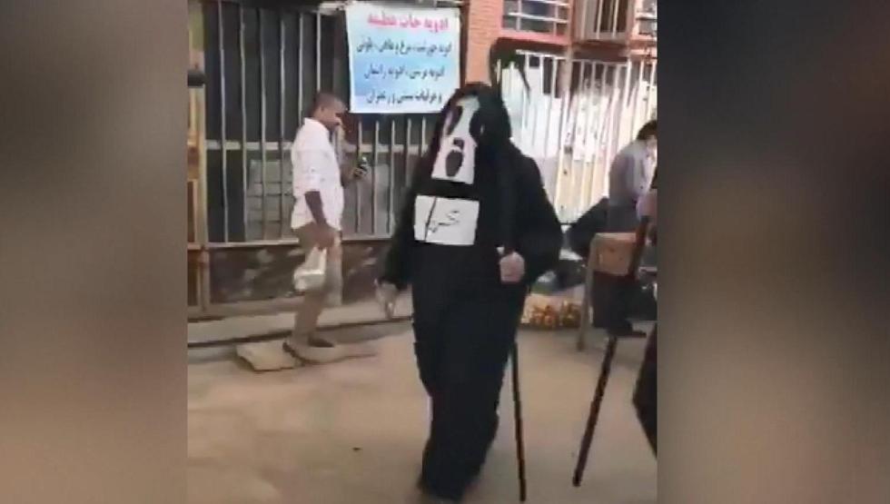 İran’da sokağa çıkma yasağını delenlere Azrail kostümüyle uyarı