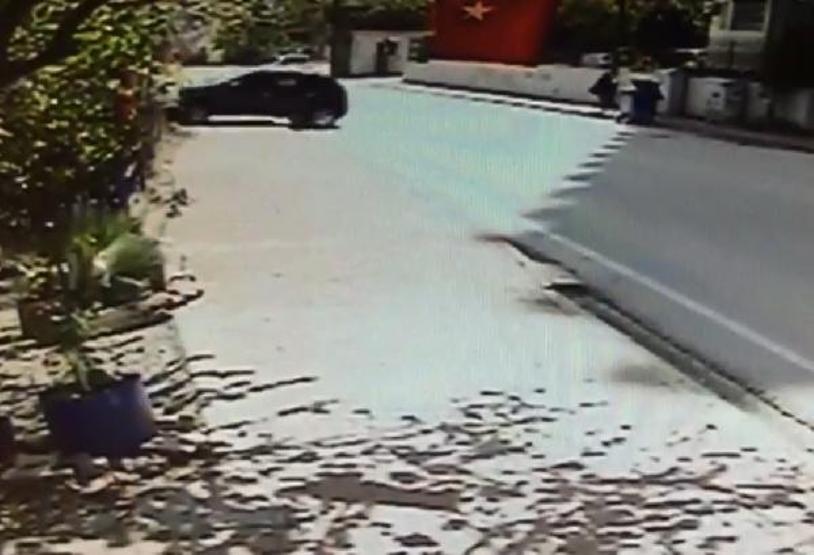 Evinin bahçesine otomobil düştü