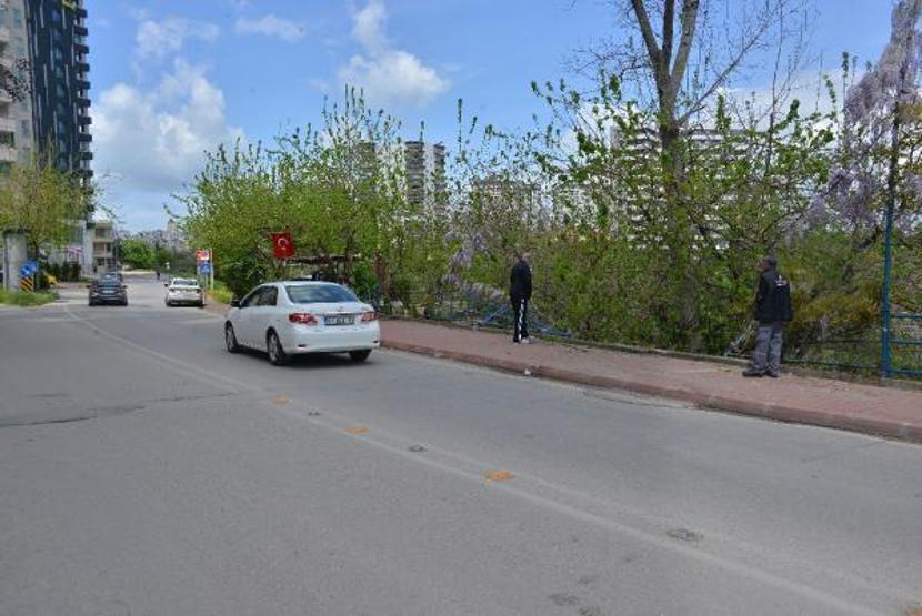 Evinin bahçesine otomobil düştü