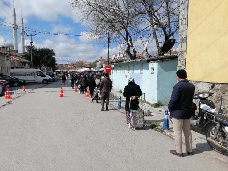 Pazar yerine girişte 500 metrelik kuyruk oluştu