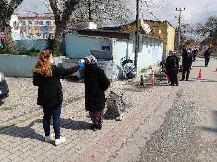 Pazar yerine girişte 500 metrelik kuyruk oluştu