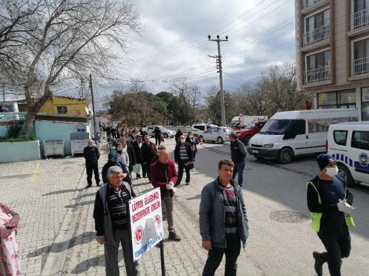 Pazar yerine girişte 500 metrelik kuyruk oluştu
