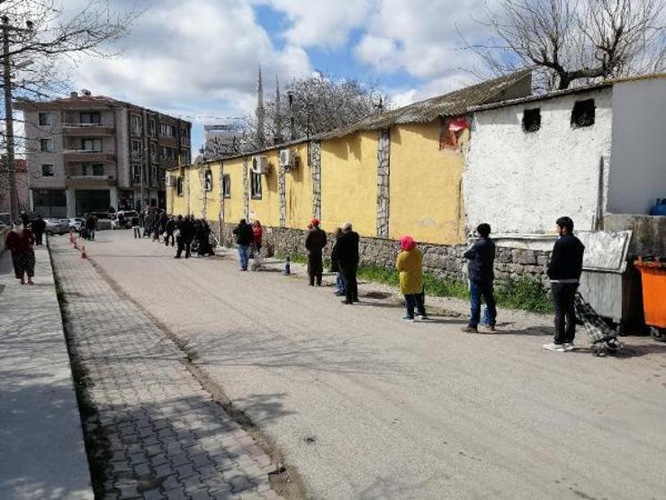 Pazar yerine girişte 500 metrelik kuyruk oluştu