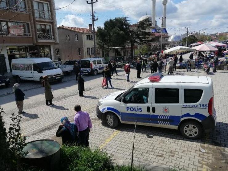 Pazar yerine girişte 500 metrelik kuyruk oluştu