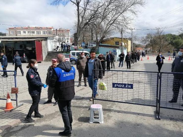 Pazar yerine girişte 500 metrelik kuyruk oluştu