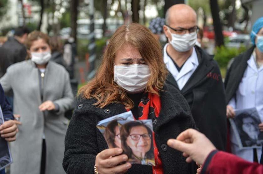 Koronavirüsten hayatını kaybeden Prof. Dr. Öz için Cerrahpaşada 1 dakikalık saygı duruşu