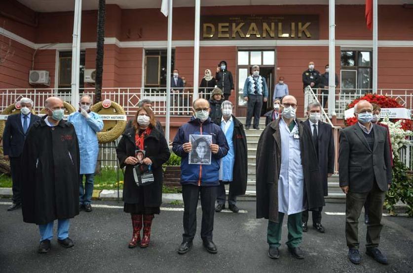 Koronavirüsten hayatını kaybeden Prof. Dr. Öz için Cerrahpaşada 1 dakikalık saygı duruşu