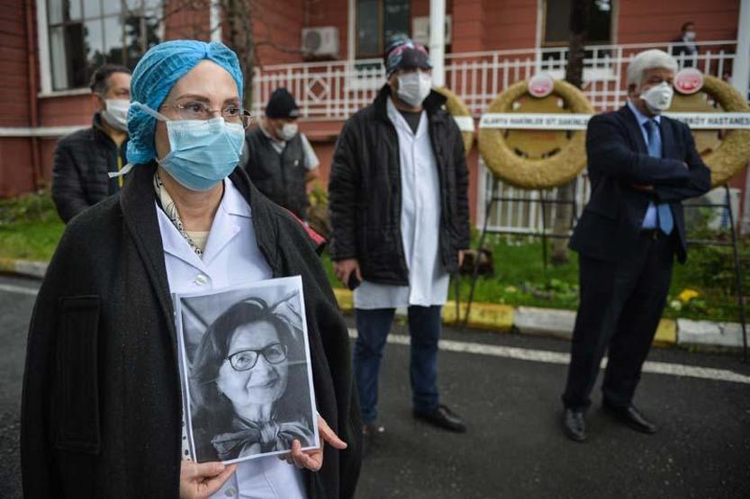 Koronavirüsten hayatını kaybeden Prof. Dr. Öz için Cerrahpaşada 1 dakikalık saygı duruşu