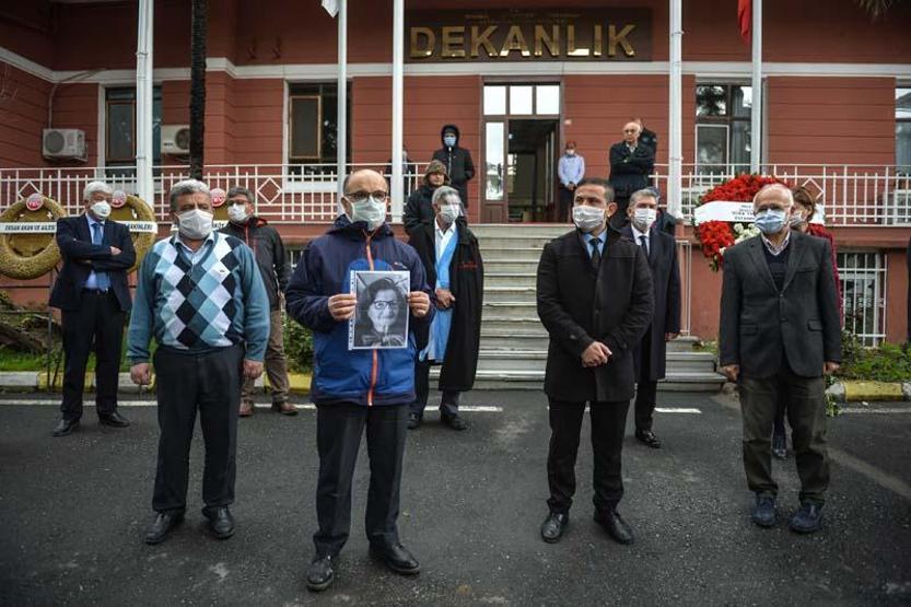 Koronavirüsten hayatını kaybeden Prof. Dr. Öz için Cerrahpaşada 1 dakikalık saygı duruşu