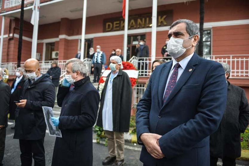 Koronavirüsten hayatını kaybeden Prof. Dr. Öz için Cerrahpaşada 1 dakikalık saygı duruşu