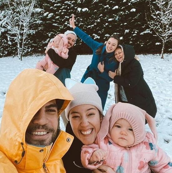 Pelin Akil ve Anıl Altandan babaanneyi ağlatan kutlama