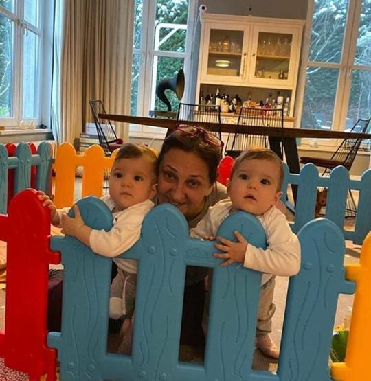 Pelin Akil ve Anıl Altandan babaanneyi ağlatan kutlama
