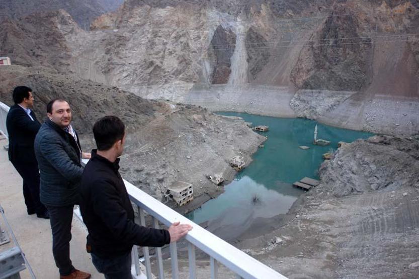 Baraj suları çekildi, köy ortaya çıktı