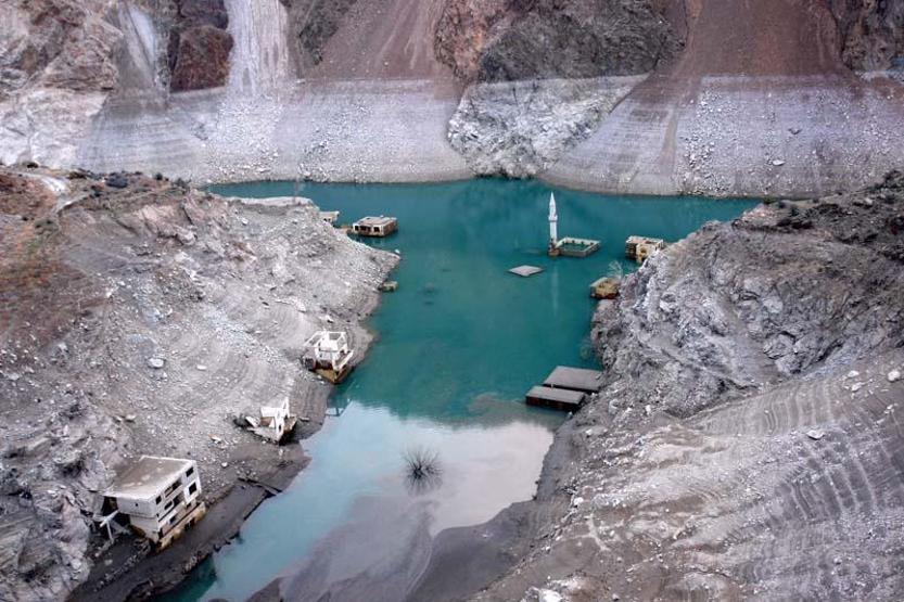 Baraj suları çekildi, köy ortaya çıktı