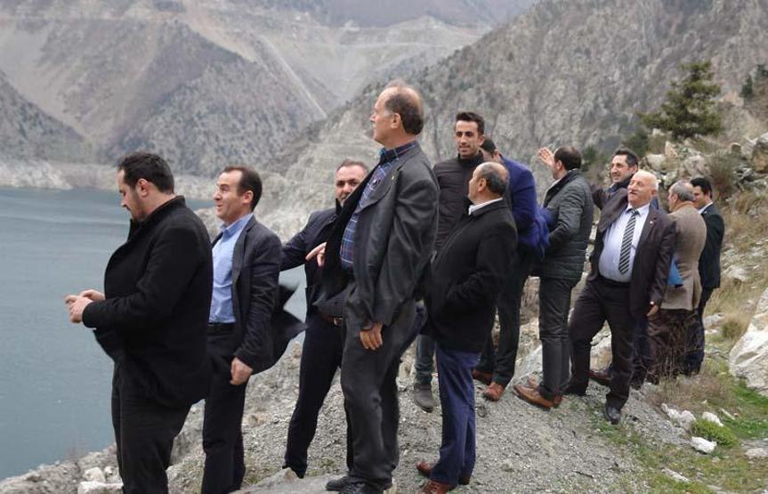Baraj suları çekildi, köy ortaya çıktı