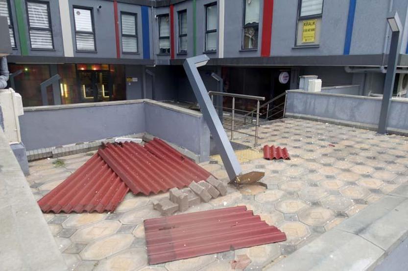 ‘Turuncu’ uyarı sonrası ağaçlar devrildi, çatı uçtu