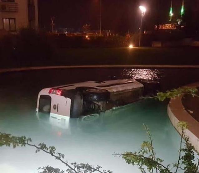 Alkollü sürücü site havuzuna uçtu