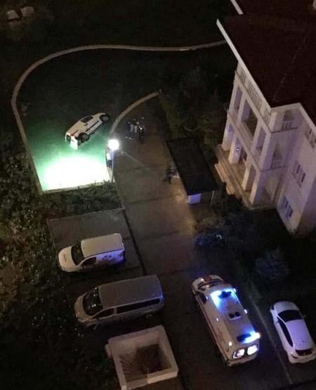 Alkollü sürücü site havuzuna uçtu