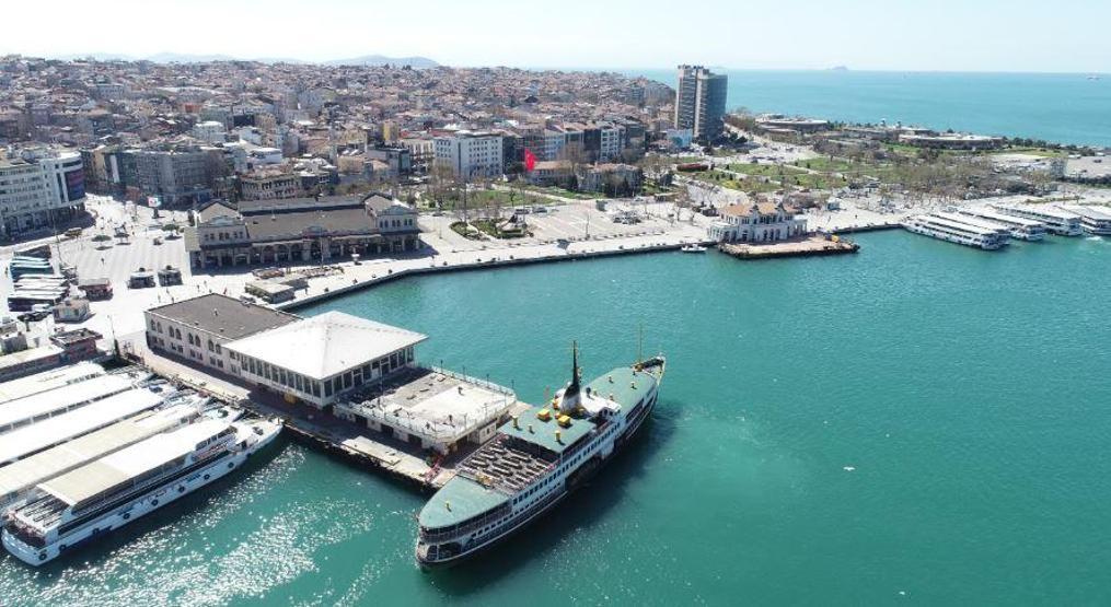 Kadıköy Meydanı korona nedeniyle boş kaldı