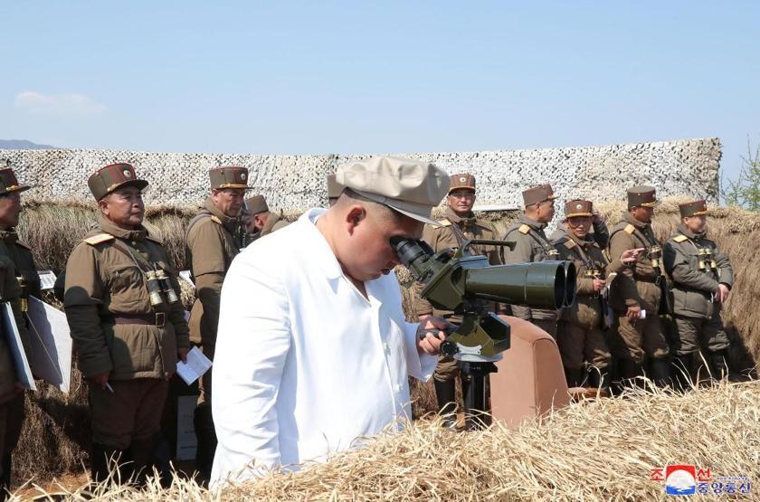 Koronavirüse meydan okudu: Kuzey Kore lideri Kim, askeri tatbikatta