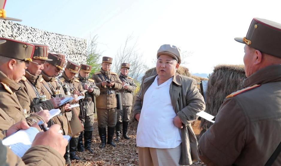 Koronavirüse meydan okudu: Kuzey Kore lideri Kim, askeri tatbikatta