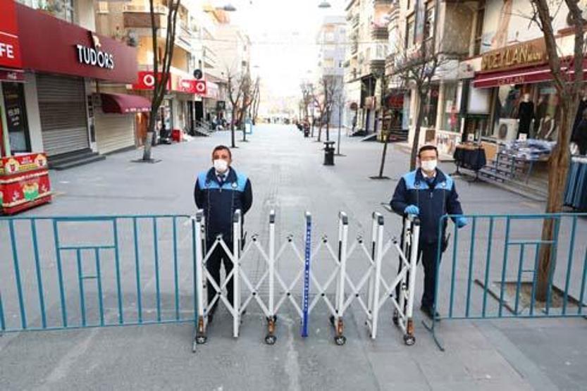 Bağcılar’ın en işlek caddeleri yayalara kapatıldı