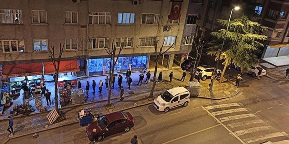 Yasağı duyan vatandaşlar market ve fırınların önüne akın etti