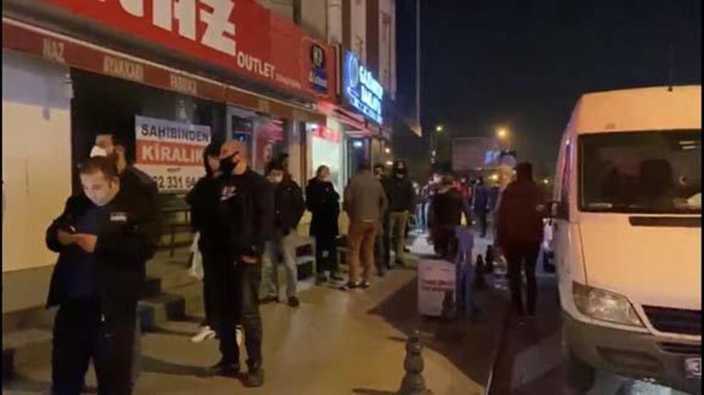 Yasağı duyan vatandaşlar market ve fırınların önüne akın etti