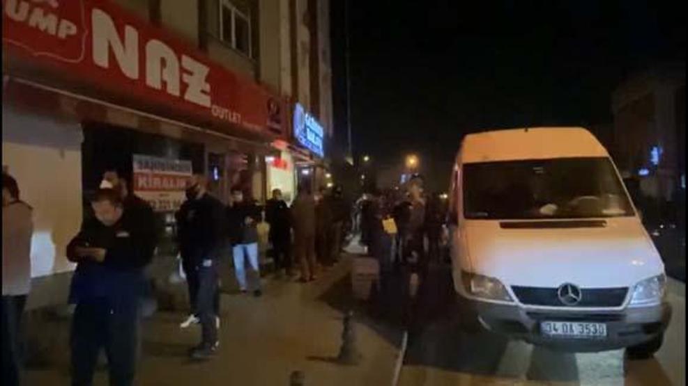 Yasağı duyan vatandaşlar market ve fırınların önüne akın etti
