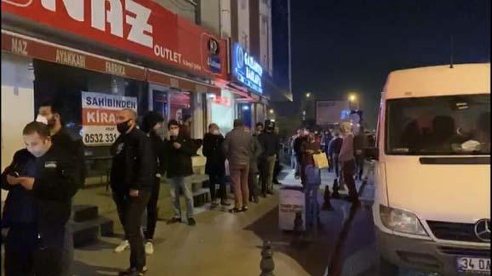 Yasağı duyan vatandaşlar market ve fırınların önüne akın etti
