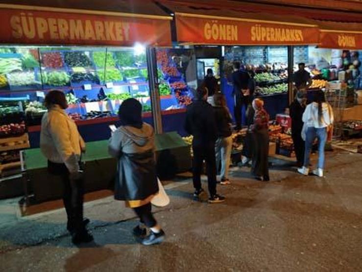 Yasağı duyan vatandaşlar market ve fırınların önüne akın etti