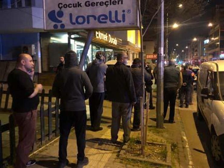 Yasağı duyan vatandaşlar market ve fırınların önüne akın etti