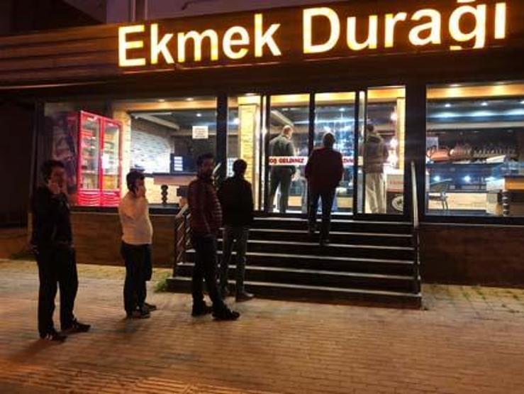 Yasağı duyan vatandaşlar market ve fırınların önüne akın etti