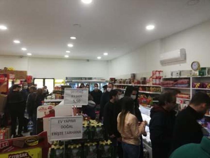 Yasağı duyan vatandaşlar market ve fırınların önüne akın etti