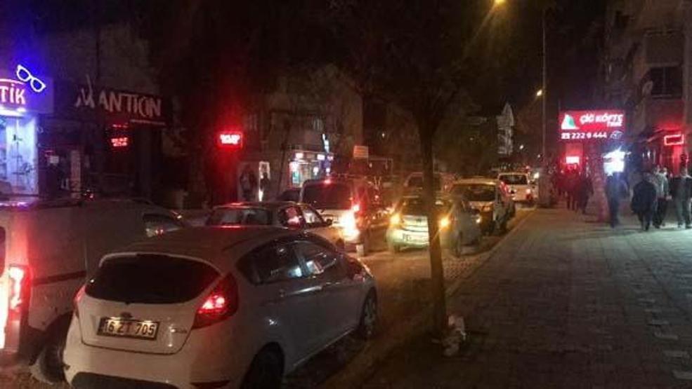 Yasağı duyan vatandaşlar market ve fırınların önüne akın etti