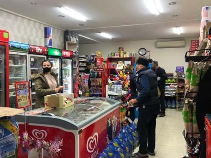 Yasağı duyan vatandaşlar market ve fırınların önüne akın etti